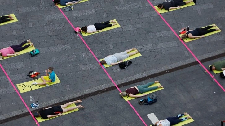 Yoga yapanları &ouml;ld&uuml; sandı, toplu katliam ihbarı yaptı
