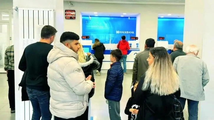 Yoğun ilgi sistemi kilitledi! Vatandaşlar bankalara akın etti!