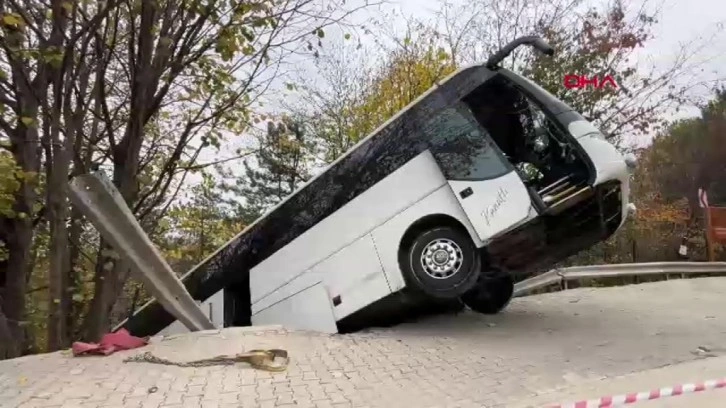 Yokuşta park edilen tur otobüsü, hareket edince şarampole düştü