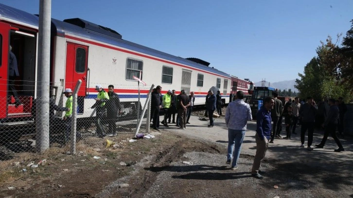 Yolcu treni öğrenci servisine çarptı: Çok sayıda yaralı var!