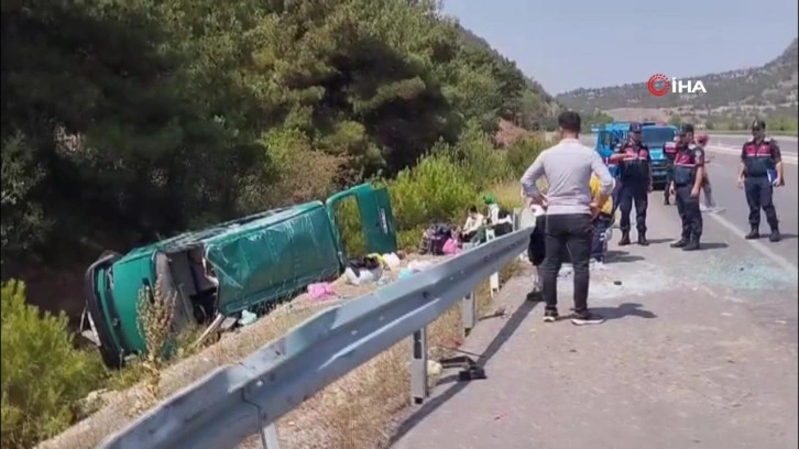 Yoldan çıkan minibüs takla attı: Çok sayıda yaralı var!
