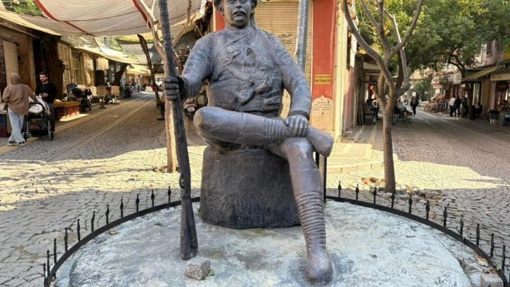 Yunanları kendi silahıyla vuran kahramanın heykelindeki kamayı çaldılar