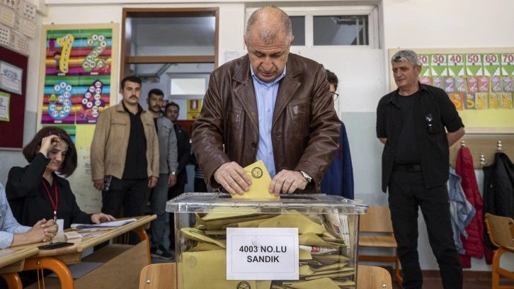Zafer Partisi Genel Başkanı &Uuml;mit &Ouml;zdağ oyunu Ankara&rsquo;da kullandı
