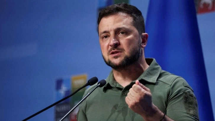 Zelenskiy hepsini g&ouml;revden aldı: Vatana ihanet