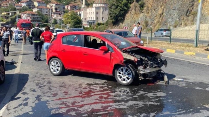 Zincirleme trafik kazasında 5 araç birbirine girdi
