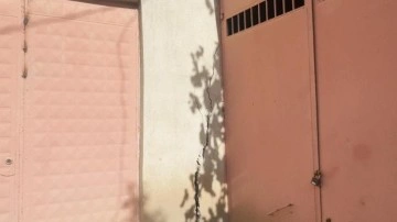 1 metrelik obruklar oluştu, Evlerin duvarları çatladı