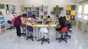 1 milyon &ouml;ğrenci, yaz okullarında hem eğleniyor hem &ouml;ğreniyor