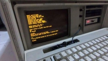 1984 model IBM bilgisayarda ChatGPT'yi kurdular! İşte sonu&ccedil;...