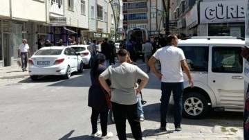 2 kardeş, kaldırımda yürüyen 2 kişiyi bıçakladı