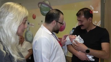 40 bin doğumda bir g&ouml;r&uuml;len hastalığa yakalanan bebek başarıyla tedavi edildi