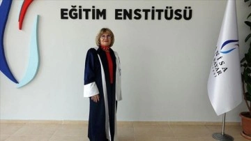 40 yıl sonra üniversiteye dönüp 72 yaşında "doktor" ünvanı aldı