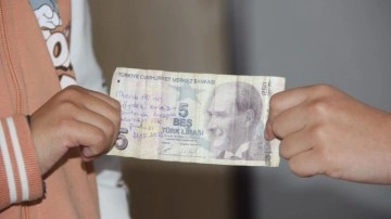 5 TL'lik banknotun üzerinde duygulandıran not: İlkokul öğrencisi sahibine geri verdi
