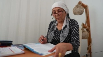 60 yaşında lise diploması aldı, şimdi gözü üniversitede