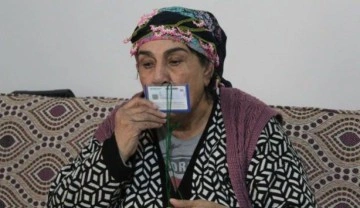 74 yıl sonra kimliğine kavuşan yaşlı kadın h&uuml;ng&uuml;r h&uuml;ng&uuml;r ağladı