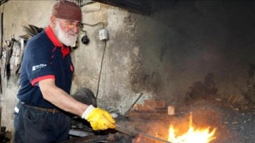 81 yaşındaki Mücahit usta, 70 yıldır demir dövüyor
