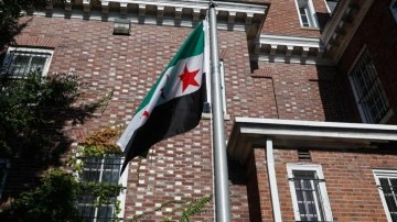 ABD'de tarihi anlar: Suriye bayrağı göndere çekildi