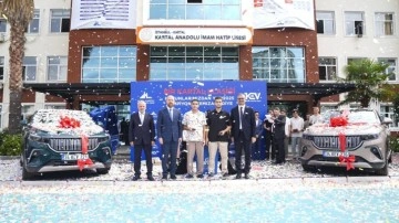 Açılış dersini Bilal Erdoğan verdi! Dereceye giren öğrencilere Togg hediye edildi