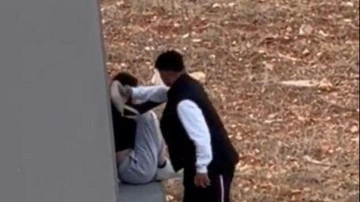 Adana’da bir kişi, tartıştığı kadını çantayla dövdü