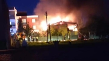 Adıyaman’da 2 katlı ev alev alev yandı
