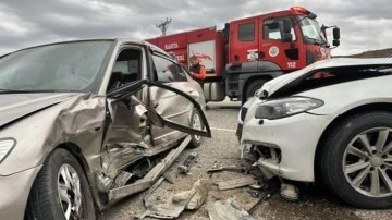 Adıyaman'da iki otomobil çarpıştı: 5 yaralı