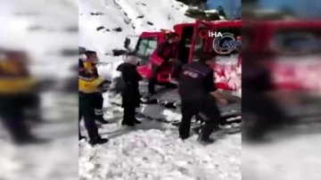 AFAD ve UMKE ekipleri yolları kapanan k&ouml;ylerdeki hasta bebekler i&ccedil;in seferber oldu