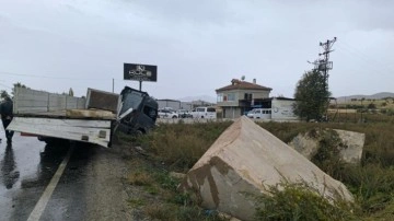 Afyonkarahisar'da mermer yüklü tır, metrelerce kaydı