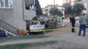 Ağaca çarpan kamyonetteki 1 kişi öldü, 4 kişi yaralandı