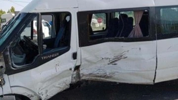 Ağrı'da hafif ticari ara&ccedil;la minib&uuml;s &ccedil;arpıştı, 12 kişi yaralandı