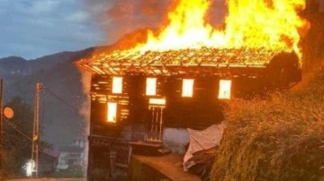 Ahşap evinde &ccedil;ıkan yangında &ouml;ld&uuml;