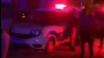 Ailesiyle birlikte yolda giderken motosikletli 2 kişinin saldırısına uğradı