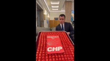 AK Parti'li Gökçek, TBMM'ye üzerinde, 'Rüşvet için CHP' yazılı baklavayla geldi
