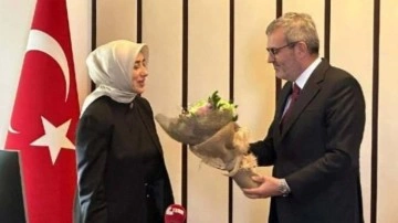 AK Parti'de &ccedil;i&ccedil;ekli devir teslim t&ouml;reni! Mahir &Uuml;nal g&ouml;revi &Ouml;zlem Zengin'e devretti