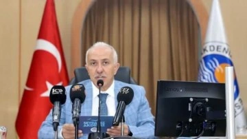 Akdeniz Belediye Başkanı G&uuml;ltak'tan "T&uuml;rk bayrağı" hakkındaki yalan haberlere tepki
