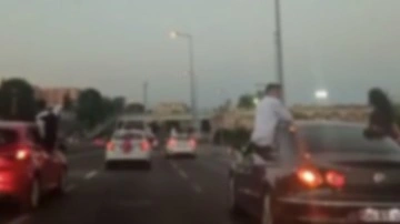 Akıllara durgunluk veren olay! D&uuml;ğ&uuml;n konvoyunun &ouml;n&uuml;n&uuml; kesip &ccedil;aldılar!