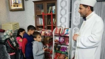 Aksaray'da bir imam camiye teravih namazına gelen &ccedil;ocuklara bisk&uuml;vi ve şeker ikram ediyor