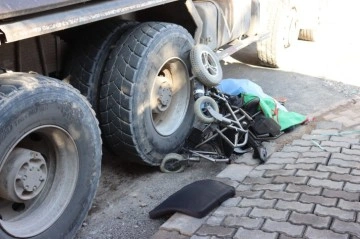 Ak&uuml;l&uuml; aracıyla kamyonun altında kalan engelli gen&ccedil; hayatını kaybetti