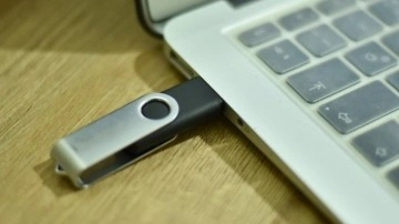 Almanya'da şüpheli USB alarmı! Milletvekillerine gönderildi