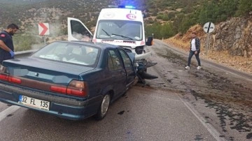 Ambulans ile otomobil kafa kafaya çarpıştı: 4 yaralı