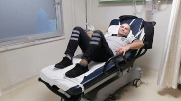 Ambulansla acil servise getirilen sarhoş g&uuml;venlik g&ouml;revlisini bı&ccedil;akladı