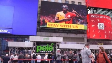 Amerikalıları şaşırtan görüntü! New York'ta dev ekrandan Osimhen'e mesaj
