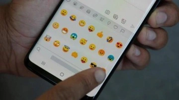Android telefonlarda hareketli emoji d&ouml;nemi