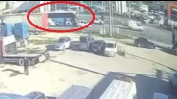 Ani fren faciası: Yolcu otob&uuml;s&uuml; otomobili metrelerce savurdu