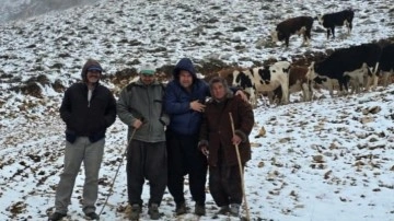 Aniden kar bastırınca mahsur kalanlar kurtarıldı