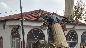 Ankara'da fırtına koptu: Namaz vaktinde minare yıkıldı