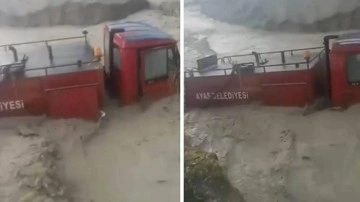 Ankara'da itfaiye aracı sele kapıldı