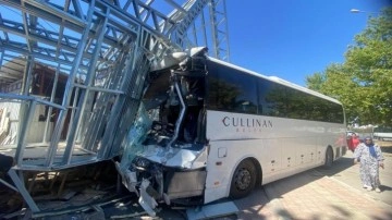 Antalya'da 3 araç birbirine girdi! Ortalık savaş alanına döndü: 21 yaralı