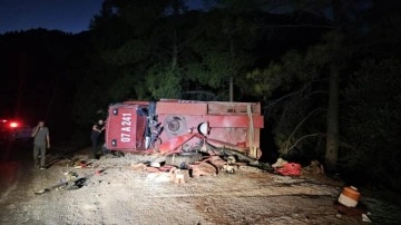 Antalya'da arazöz devrildi: 2 personel yaralı