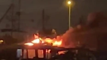 Antalya'da düşen yıldırım 3 tekneyi küle çevirdi