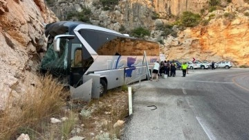 Antalya'da feci kaza! Yolcu otobüsü kayalıklara çarptı, bilanço ağır