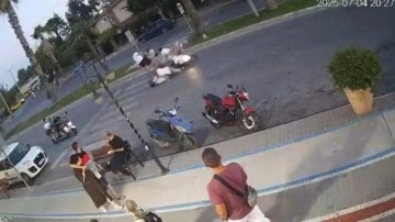 Antalya'da feci motosiklet kazası! Sürücü turistlerin arasına daldı: 4 yaralı